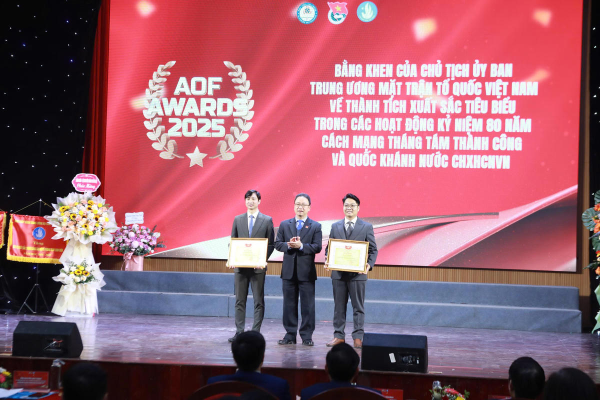 Ông Nguyễn Văn Thanh - Ủy viên Đoàn Chủ tịch, Trưởng Ban Dân tộc và Tôn giáo UBTƯ MTTQ Việt Nam trao Bằng khen&nbsp;của Chủ tịch&nbsp;UBTƯ MTTQ Việt Nam cho các tập thể có thành tích xuất sắc.