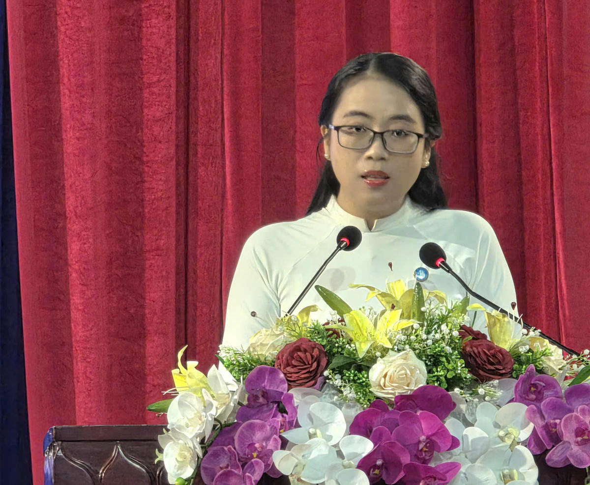 Phó Bí thư Tỉnh Đoàn, Chủ tịch Hội sinh viên Việt Nam tỉnh Cà Mau Nguyễn Trang Anh Thư phát biểu ôn lại truyền thống Ngày Học sinh, Sinh viên Việt Nam. Ảnh: Nguyên Du