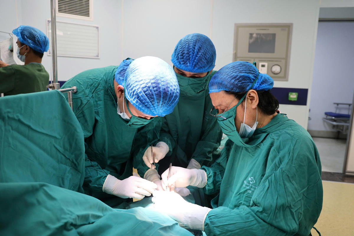 Các bác sĩ thực hiện phẫu thuật cho bệnh nhân T. Ảnh:&nbsp; Bệnh viện Sản Nhi tỉnh Phú Thọ.