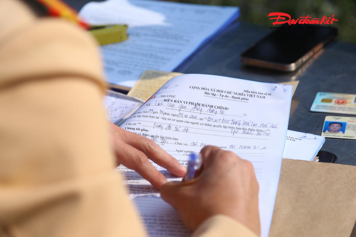 Phòng CSGT Hà Nội cho biết, từ ngày 1-7/1, trong lĩnh vực giao thông đường bộ, đường sắt lực lượng chức năng đã xử lý 3.519 trường hợp. Tạm giữ: 1.809 phương tiện, tước GPLX: 53 trường hợp; trừ điểm GPLX: 563 trường hợp. Một số hành vi vi phạm trọng tâm như: Vi phạm nồng độ cồn (trên đường bộ): 1.627 trường hợp; chở hàng quá tải trọng: 177 trường hợp; tốc độ 121 trường hợp; xe ba, bốn bánh tự sản xuất, lắp ráp: 49 trường hợp.