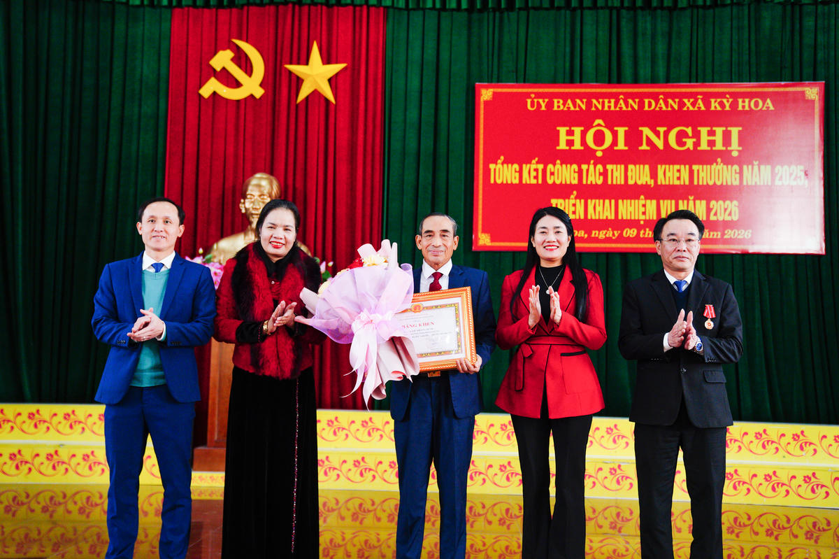 Hội nghị trao Bằng khen của Ban Thường vụ Tỉnh ủy cho đảng viên hoàn thành xuất sắc nhiệm vụ 5 năm liền. Ảnh: Cẩm Kỳ&nbsp;