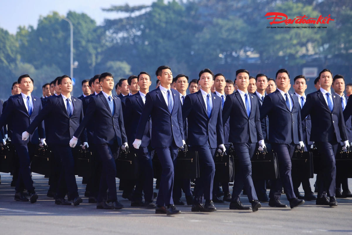 Khối sĩ quan bảo vệ tiếp cận Bộ Tư lệnh Cảnh vệ tham gia duyệt đội ngũ. Bộ Tư lệnh Cảnh vệ là đơn vị vinh dự được 3 lần phong tặng danh hiệu Anh hùng Lực lượng vũ trang nhân dân.