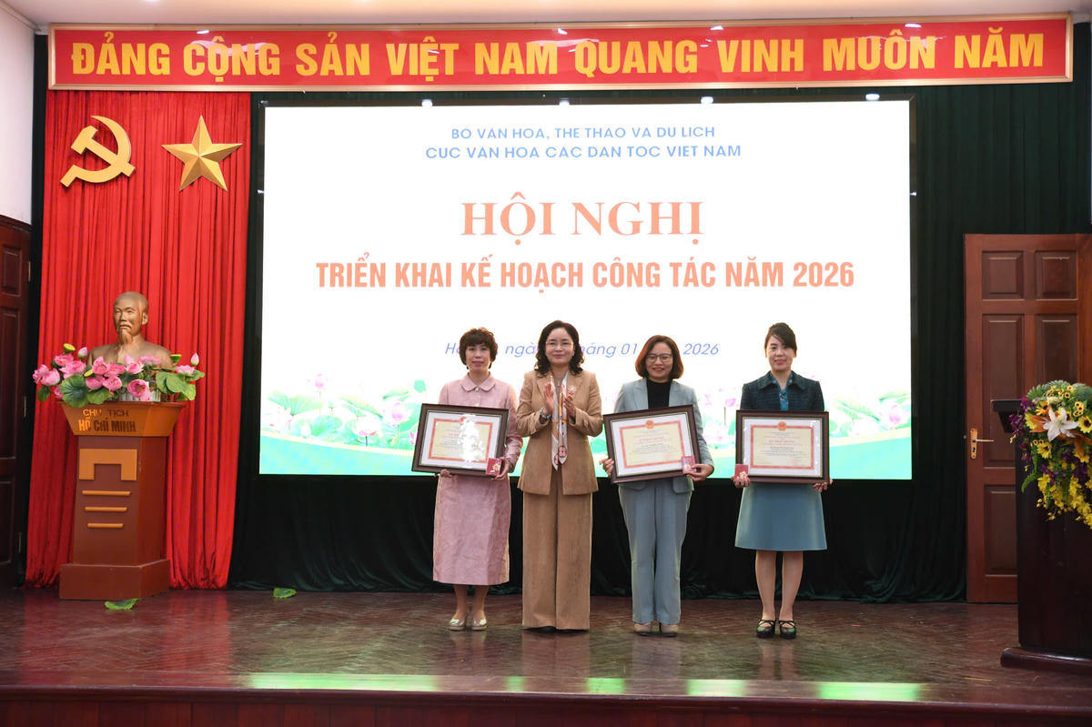 Tại Hội nghị,&nbsp;Thứ trưởng Trịnh Thị Thủy đã trao Kỷ niệm chương “Vì sự nghiệp Văn hóa, Thể thao và Du lịch” cho các cá nhân đã có nhiều đóng góp trong việc phát triển văn hóa, giữ gìn di sản, và lan tỏa giá trị văn hóa. Ảnh: Phạm Sỹ.