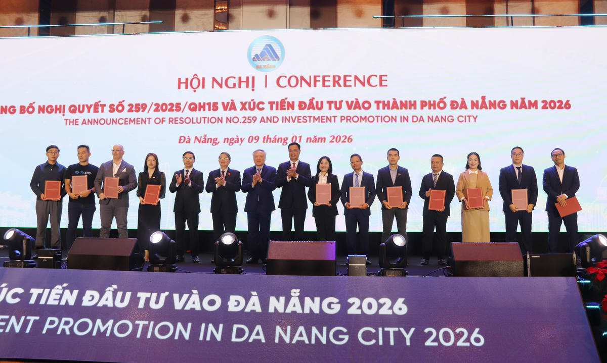 Trao Giấy chứng nhận thành viên chính thức/Giấy chấp thuận quan tâm Trung tâm tài chính quốc tế Việt Nam tại TP Đà Nẵng. Ảnh: Nguyễn Tú.