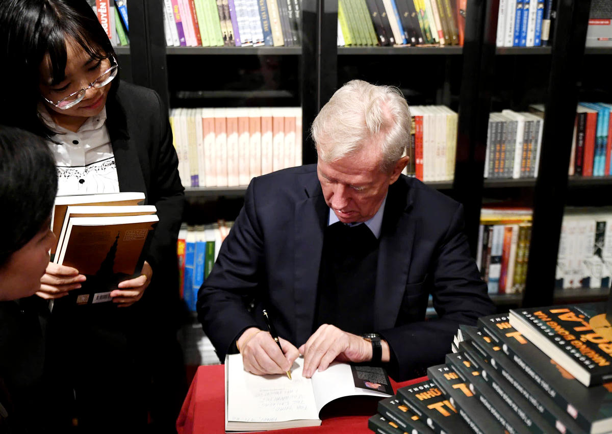 Tác giả cuốn tiểu thuyết&nbsp;“Những bóng ma trở lại” ký tặng độc giả tại sự kiện. Ảnh: Phạm Sỹ.