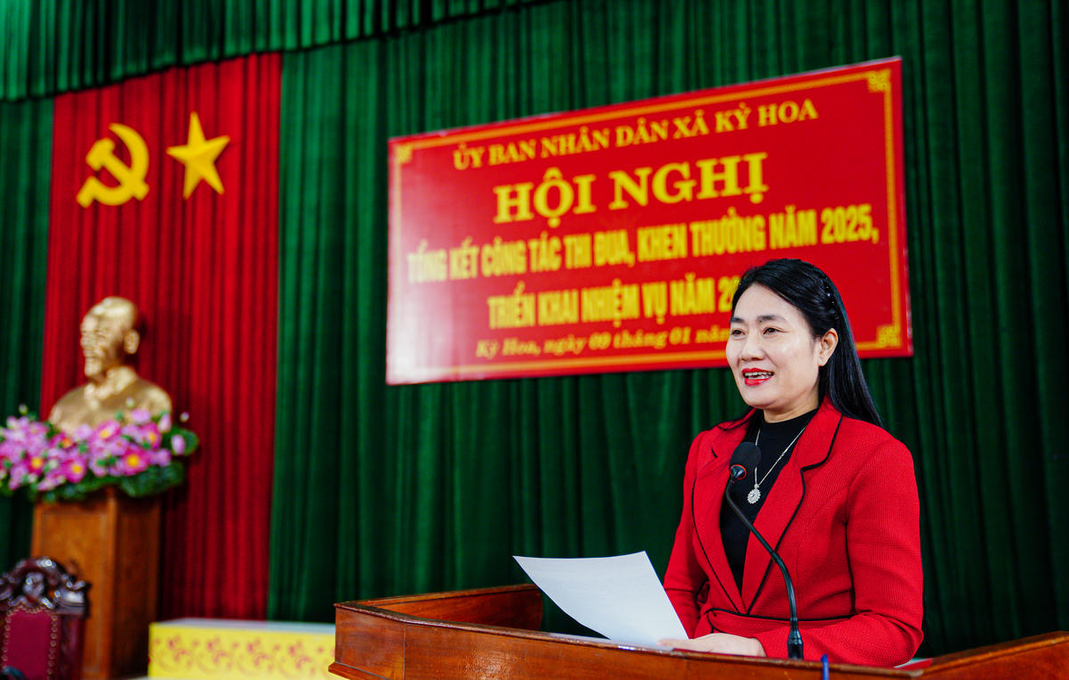 Bà Nguyễn Thị Việt Hà, Phó Chủ tịch HĐND tỉnh Hà Tĩnh, đánh giá cao những nỗ lực của Đảng bộ, chính quyền và Nhân dân xã Kỳ Hoa. Ảnh: Cẩm Kỳ&nbsp;