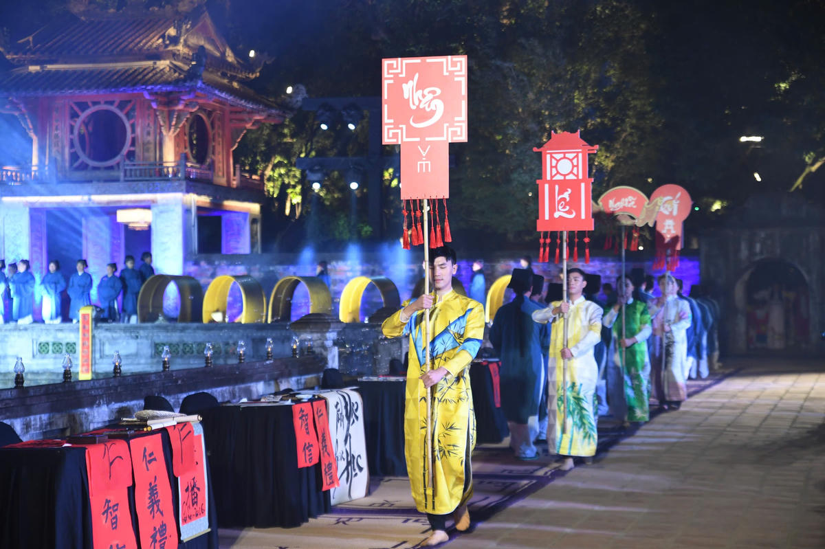 Trong dòng chảy hiện đại, khi nhịp sống ngày càng gấp gáp, “Đạo học” gợi nhắc những giá trị bền vững của giáo dục Việt Nam: lấy con người làm trung tâm, lấy tri thức làm nền tảng, lấy đạo lý làm gốc. Ảnh: Phạm Sỹ.