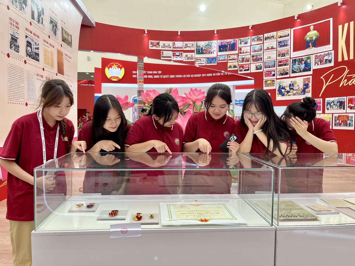Các bạn trẻ tham quan các hiện vật trưng bày tại Bảo tàng Mặt trận Tổ quốc Việt Nam 
