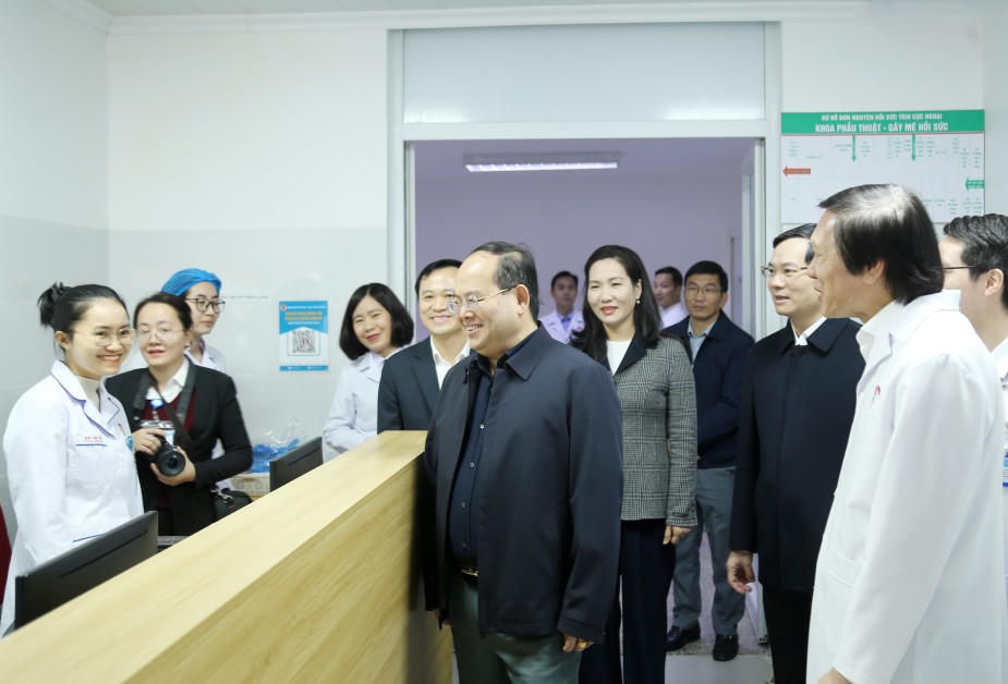 Bí thư Tỉnh ủy Quảng Ninh Quản Minh Cường trò chuyện với y, bác sĩ Khoa phẫu thuật gây mê hồi sức của Bệnh viện Việt Nam - Thụy Điển Uông Bí. Ảnh: QMG