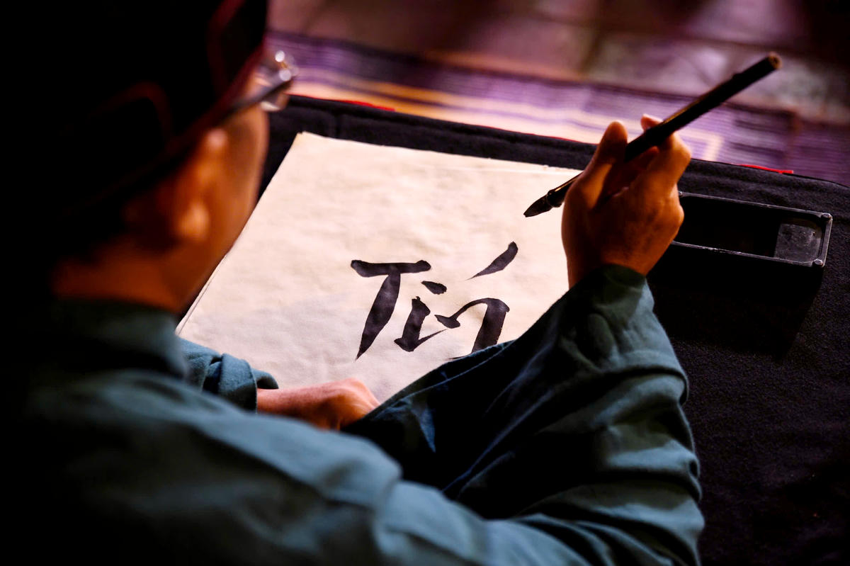 Thông qua từng lớp lang nghệ thuật, chương trình bày tỏ sự tri ân sâu sắc tới các bậc tiền nhân, các danh nhân giáo dục đã góp phần xây dựng và phát triển Quốc Tử Giám – trung tâm đào tạo, bồi dưỡng hiền tài đầu tiên của đất nước. Đạo học vì thế không chỉ là khái niệm của quá khứ, mà là mạch nguồn sống động, tiếp tục nuôi dưỡng nhân cách, trí tuệ và khát vọng cống hiến cho xã hội. Ảnh: Phạm Sỹ.