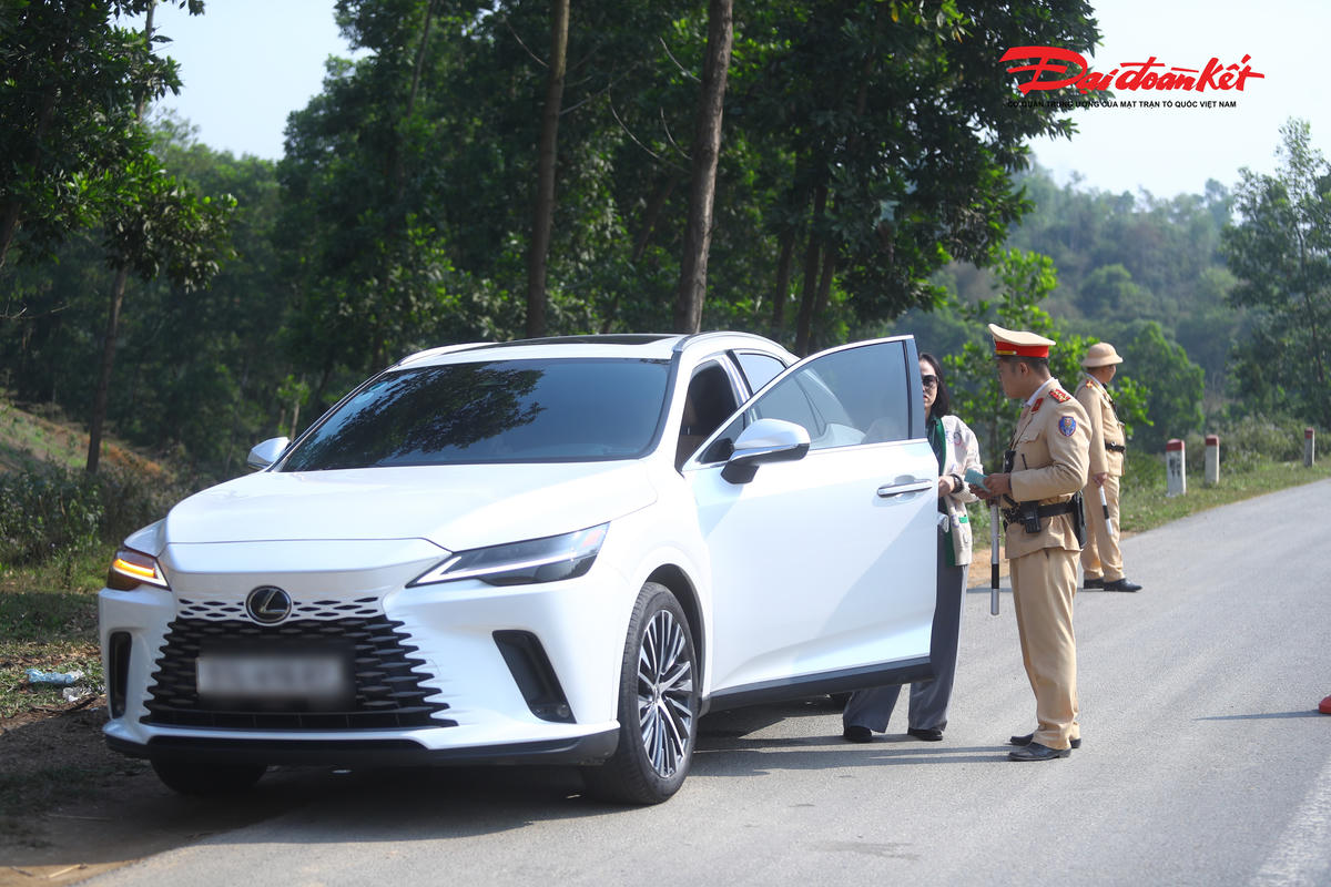 "Thời gian tới, chúng tôi sẽ tiếp tục duy trì công tác tuần tra, kiểm soát, xử lý nghiêm các hành vi vi phạm là nguyên nhân trực tiếp gây tai nạn giao thông như chạy quá tốc độ, sử dụng rượu bia khi lái xe, đi không đúng làn đường… Qua đó, góp phần xây dựng môi trường giao thông an toàn, văn minh trên tuyến đường Hòa Lạc – Hòa Bình nói riêng và địa bàn Thủ đô nói chung", Thiếu tá Tiến nói.