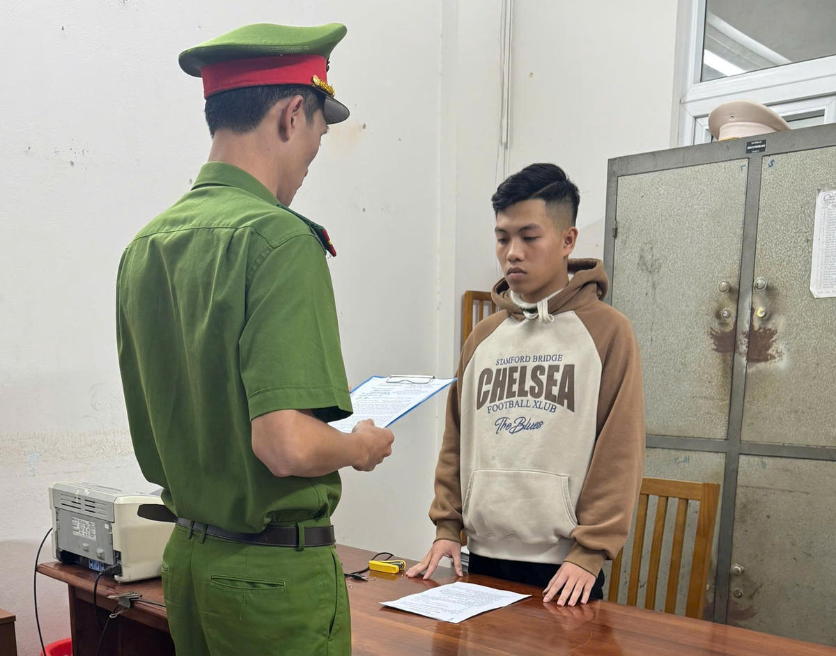 Lực lượng Công an TP Đà Nẵng đọc quyết định bắt đối tượng&nbsp;Nguyễn Quang Đại. Ảnh: CV.