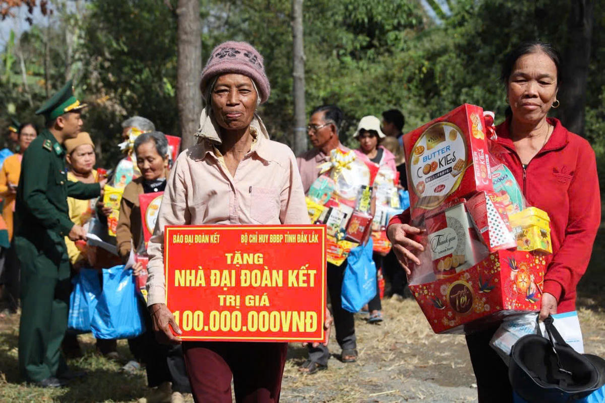 Nhà Đại đoàn kết trị giá 100 triệu đồng được Báo Đại Đoàn Kết huy động từ nguồn xã hội hóa đã được trao cho gia đình người dân Krông Na, Buôn Đôn, Đắk Lắk.