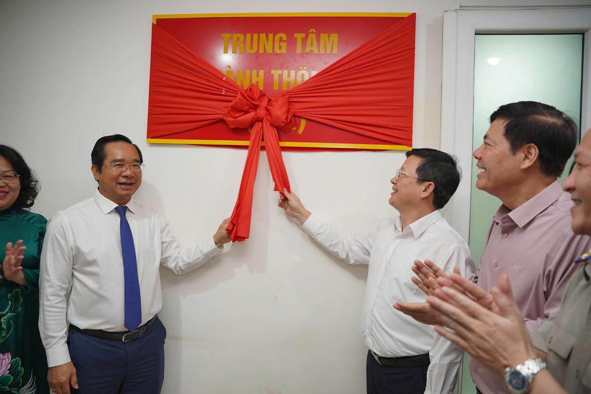 Đại diện lãnh đạo TP Hồ Chí Minh và Bộ Tư pháp cắt băng khánh thành Trung tâm IOC Thi hành án dân sự thành phố. Ảnh: N.A.