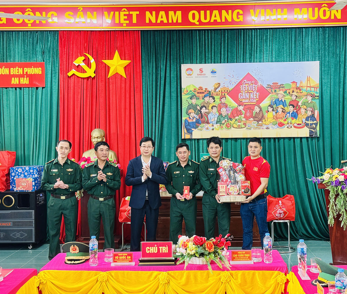 Ông Cao Xuân Thạo, Ủy viên Đoàn Chủ tịch, Trưởng Ban Công tác xã hội, Ủy ban Trung ương MTTQ Việt Nam tặng quà cho cán bộ chiến sĩ Đồn Biên phòng An Hải. Ảnh: Thanh Nga.