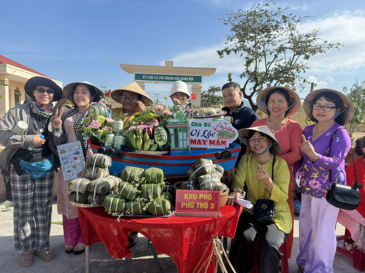 Khu phố Phú Thọ 3 trình bày mâm ngũ quả Ngày Tết. Ảnh: Thanh Nga.