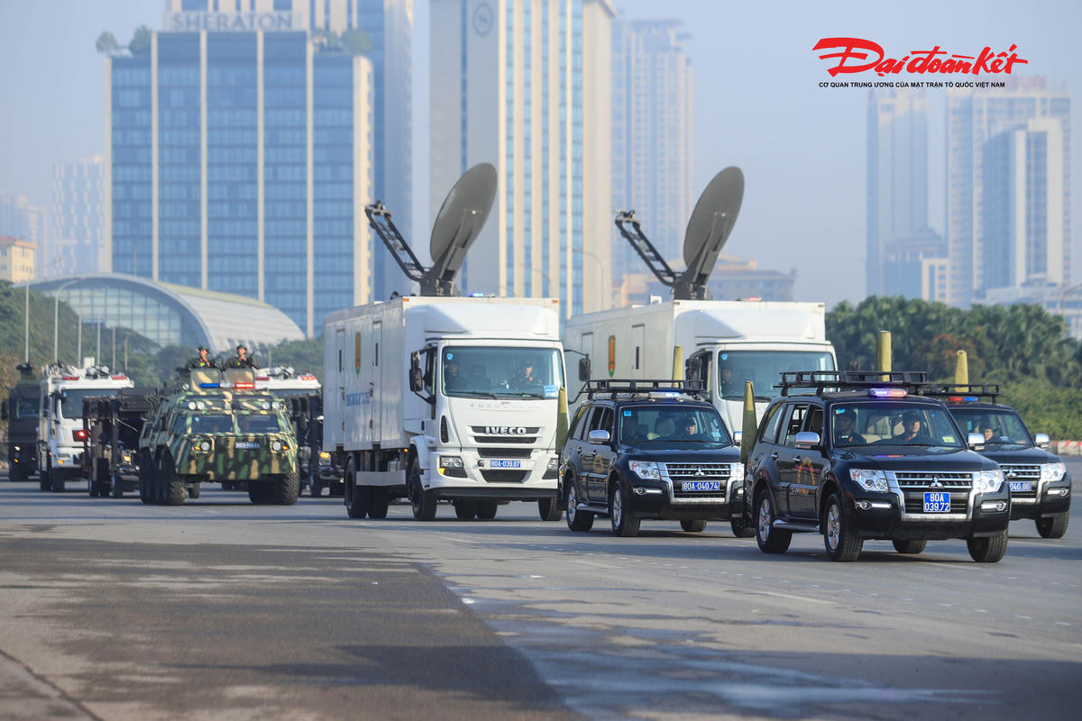 Xe chỉ huy, xe thông tin chuyên dụng bảo đảm thông tin liên lạc, chỉ đạo xuyên suốt trong quá trình diễn tập.