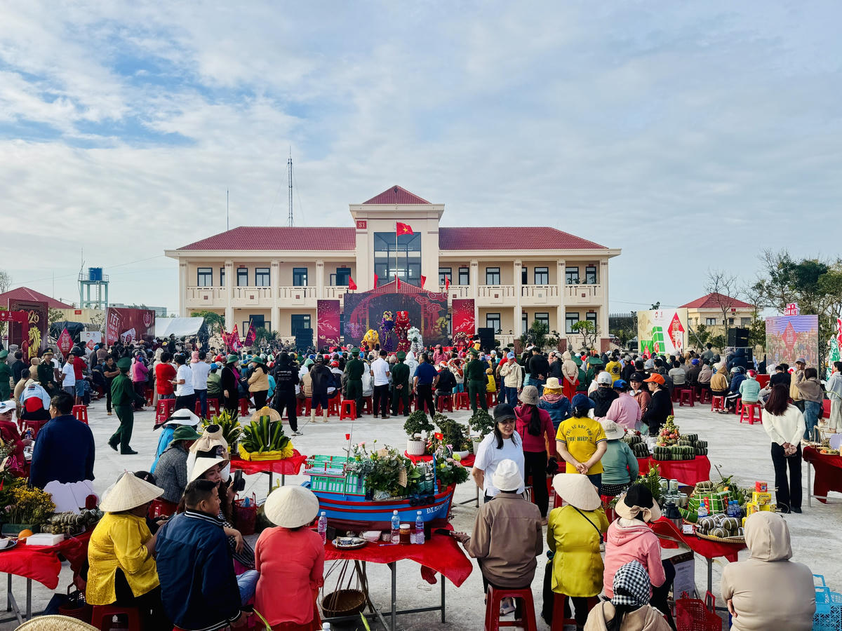 Chương trình thu hút đông đảo bà con đến tham dự. Ảnh: Thanh Ngâ.