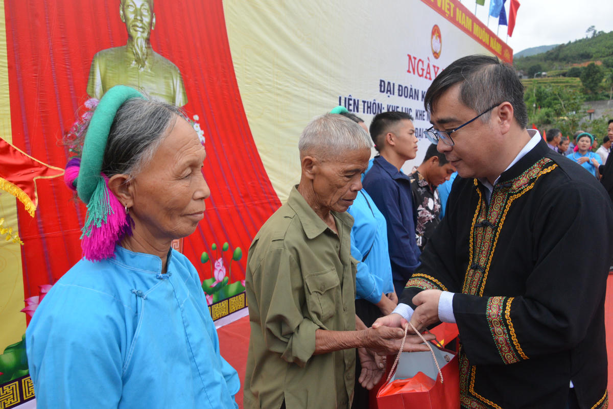 Phó Chủ tịch Uỷ ban MTTQ tỉnh Quảng Ninh Nguyễn Chí Thành trao quà cho hộ nghèo tại xã Tiên Yên. Ảnh: Nguyễn Quý.