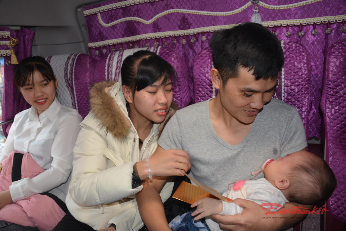 Công nhân Nguyễn Văn Quyết (Công ty Than Hòn Gai - TKV) cùng vợ con trên chuyến xe về quê ăn Tết. Ảnh: Nguyễn Quý.