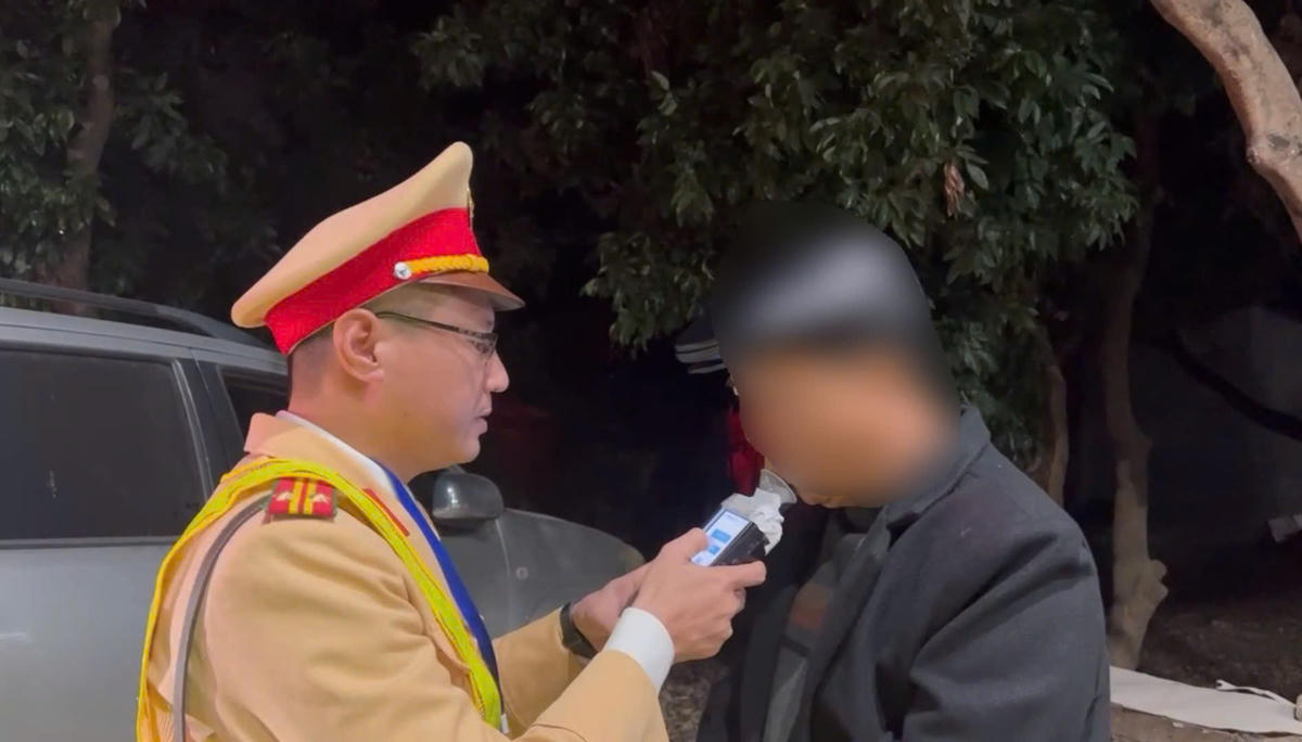 Lực lượng CSGT tiến hành kiểm tra nồng độ cồn trong hơi thở của lái xe H.B.H. Ảnh: Công an tỉnh Thái Nguyên.