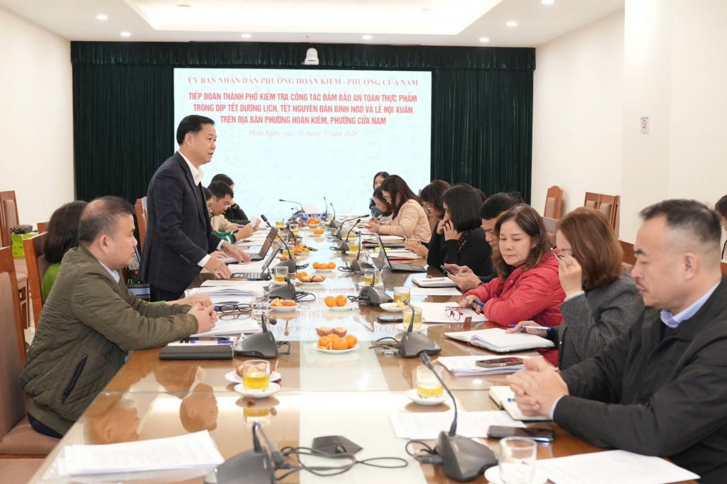 Đoàn kiểm tra liên ngành công tác an toàn thực phẩm số 1 của thành phố Hà Nội làm việc với 2 phường Hoàn Kiếm và Cửa Nam. Ảnh: Phạm Mạnh.