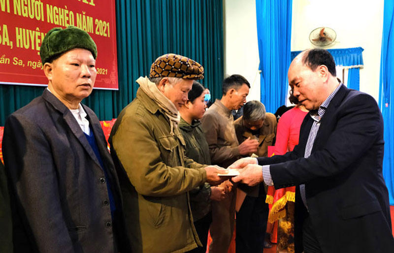 Ông Nguyễn Huy Quý chi hàng trăm tỷ đồng giúp đỡ, tặng quà, xây nhà đại đoàn kết và hỗ trợ sản xuất trên cho người nghèo. Ảnh: TN.