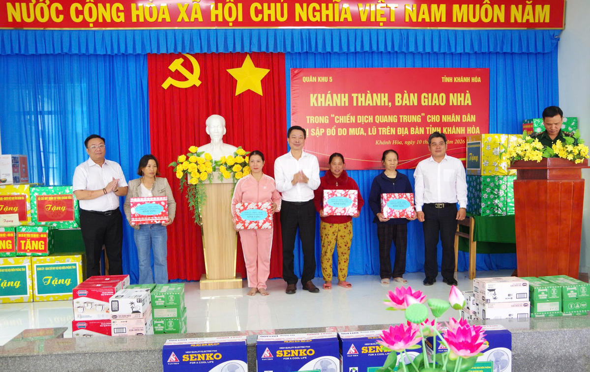Lãnh đạo chính quyền địa phương trao quà cho các hộ dân. Ảnh: Văn Tân.