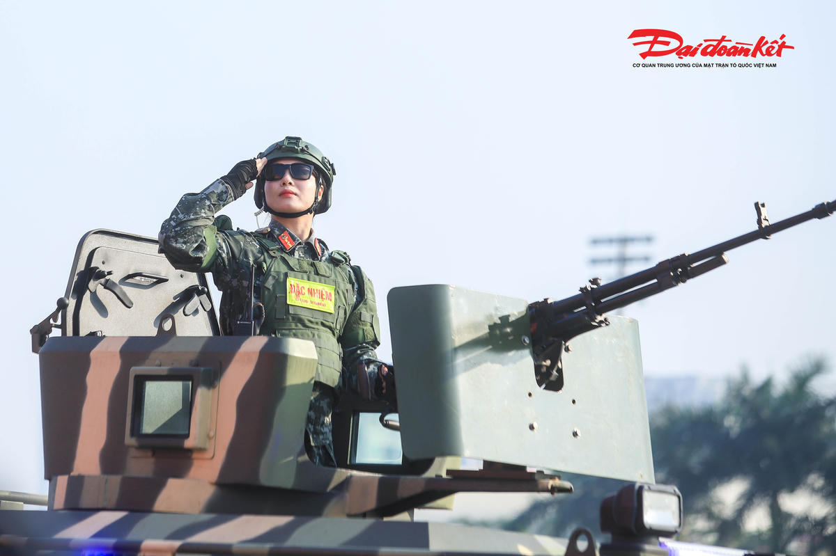 Chiến sĩ cảnh sát đặc nhiệm trên xe bọc thép thực hiện động tác chào điều lệnh.