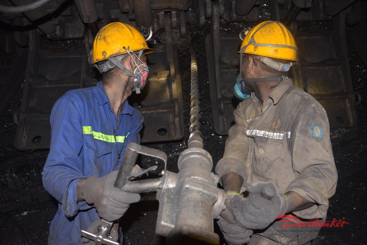 Công nhân Công ty than Hà Lầm đang sản xuất than dưới hầm lò. Ảnh: Nguyễn Quý.