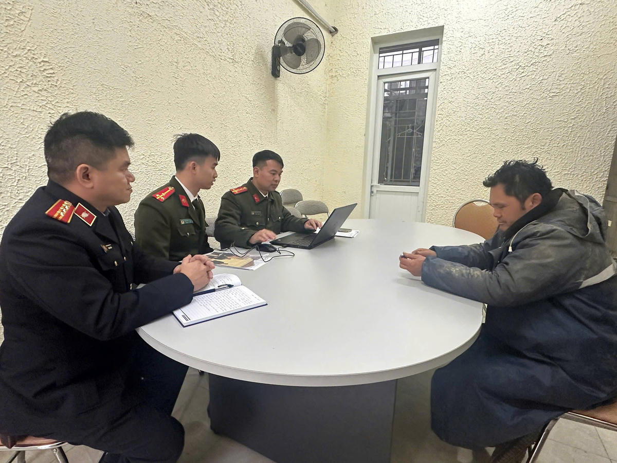 Cơ quan điều tra làm việc với đối tượng Nông Kỳ Niên. Ảnh: Công an tỉnh Cao Bằng.