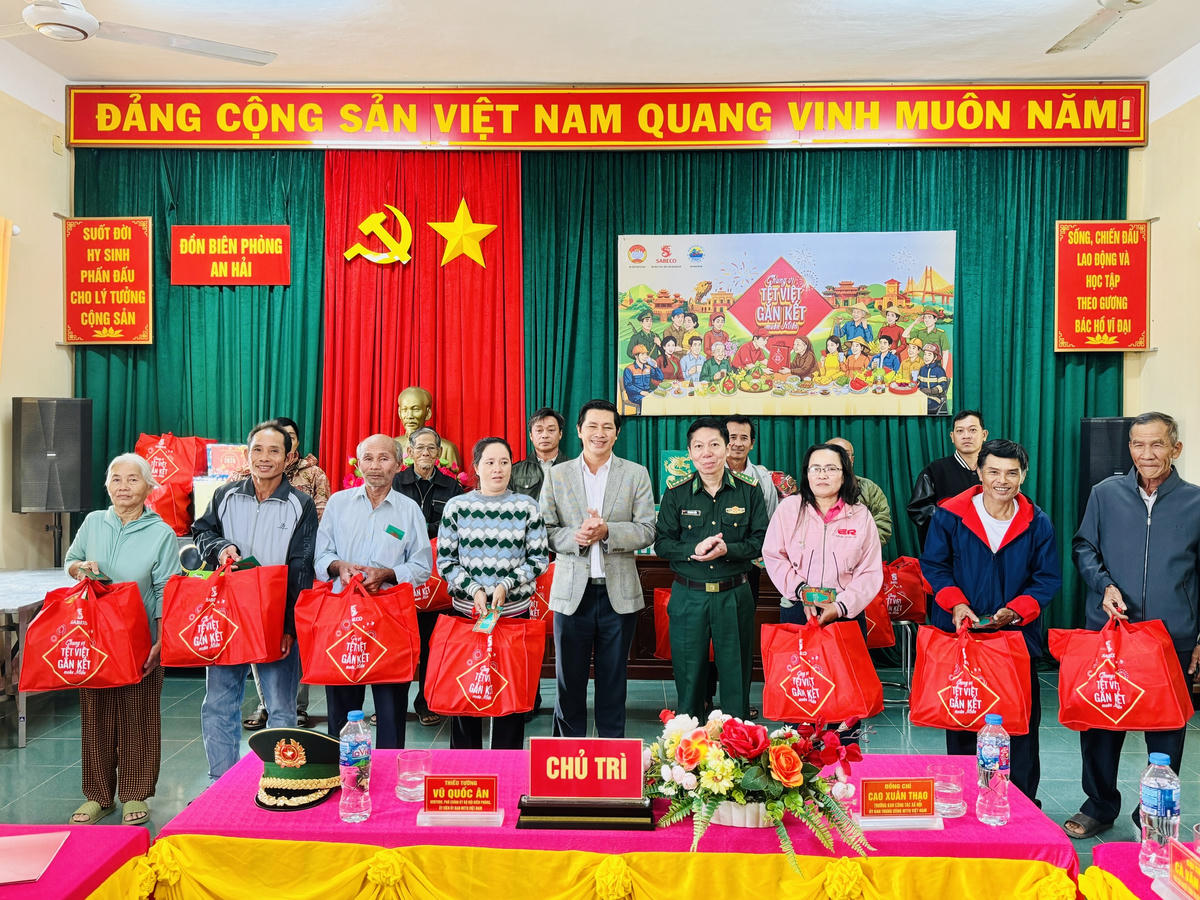 Ông Phạm Văn Bảy, Tỉnh ủy viên, Phó Chủ tịch Ủy ban MTTQ Việt Nam tỉnh Đắk Lắk; Đại tá Đỗ Quang Thấm, Chính ủy Bộ đội Biên phòng tỉnh Đắk Lắk trao quà cho bà con nhân dân tại Đồn Biên phòng An Hải. Ảnh: Thanh Nga. 