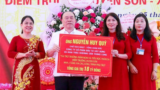 Ông Nguyễn Huy Quý ủng hộ tiền xây dựng trường học ở xã vùng cao Thần Sa. Ảnh: TN.