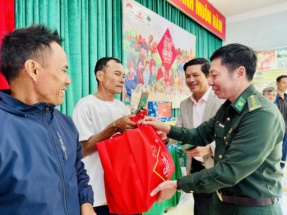 Ông Phạm Văn Bảy, Tỉnh ủy viên, Phó Chủ tịch Ủy ban MTTQ Việt Nam tỉnh Đắk Lắk; Đại tá Đỗ Quang Thấm, Chính ủy Bộ đội Biên phòng tỉnh Đắk Lắk trao quà cho bà con nhân dân tại Đồn Biên phòng cửa khẩu Cảng Vũng Rô. Ảnh: Thanh Nga.