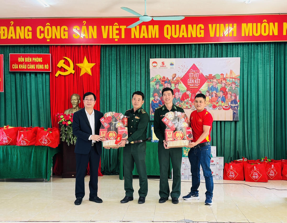 Ông Cao Xuân Thạo, Ủy viên Đoàn Chủ tịch, Trưởng Ban Công tác xã hội, Ủy ban Trung ương MTTQ Việt Nam tặng quà cho cán bộ chiến sĩ Đồn Biên phòng cửa khẩu Vũng Rô. Ảnh: Thanh Nga.
