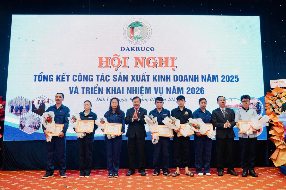 Ông Nguyễn Viết Tượng, Chủ tịch Hội đồng quản trị và ông Nguyễn Minh - Tổng Giám đốc Công ty Cổ phần Cao su Đắk Lắk trao giấy khen cho các công nhân có thành tích xuất sắc trong năm 2025.