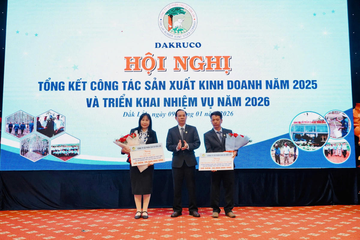 Ông Nguyễn Minh - Tổng Giám đốc Công ty Cổ phần Cao su Đắk Lắk trao phần thưởng cho các tập thể có thành tích xuất sắc trong năm 2025.