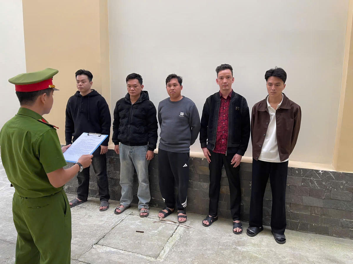 Công an TP Đà Nẵng đọc quyết định bắt các đối tượng. Ảnh: CV.