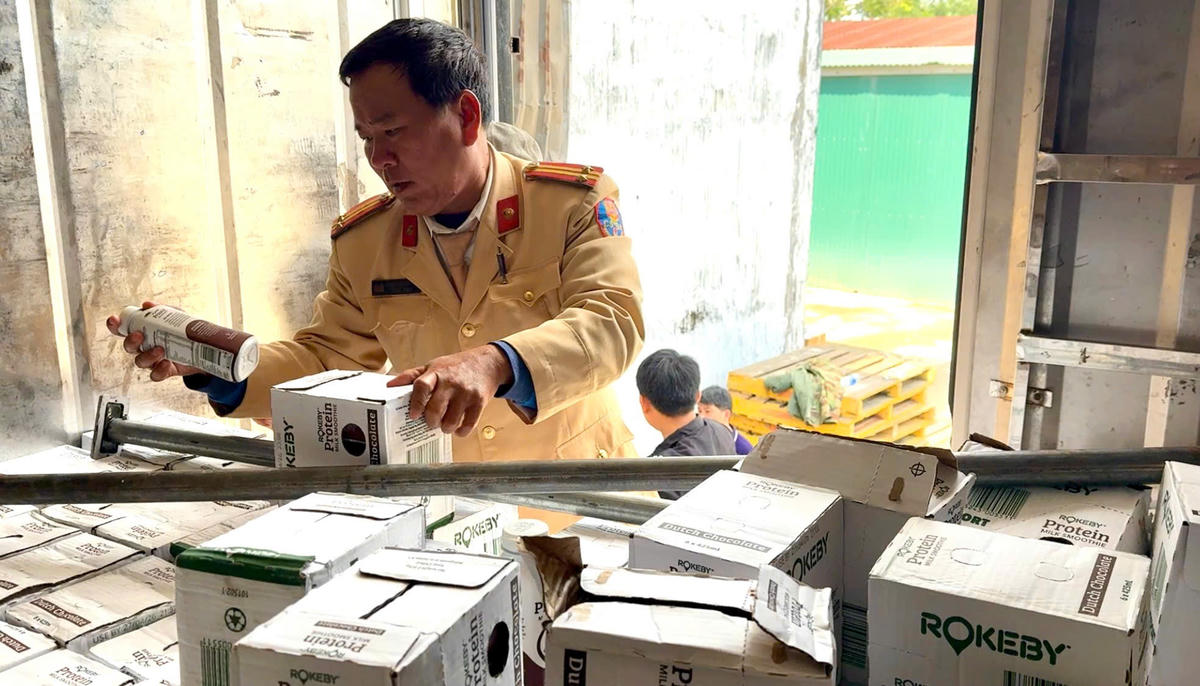 Lực lượng chức năng phát hiện nhiều hàng hóa không rõ nguồn gốc, xuất xứ. Ảnh: H.N.. 