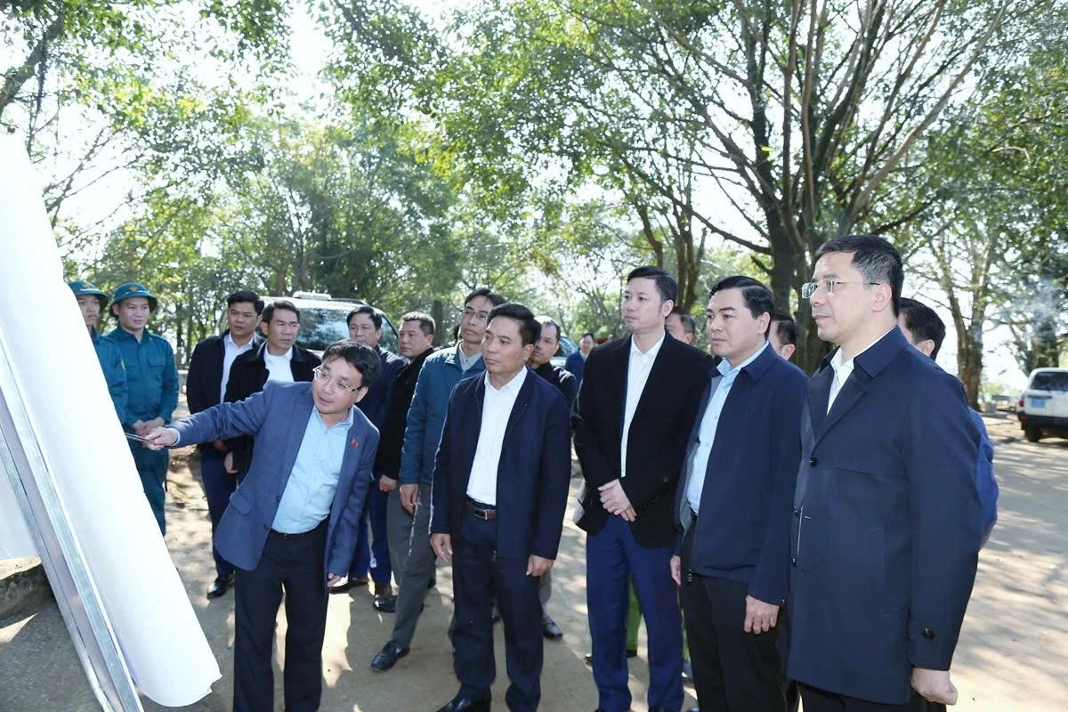 Lãnh đạo xã Tân Ninh báo cáo việc triển khai các nhiệm vụ tôn tạo di tích lịch sử, danh lam thắng cảnh - địa điểm khởi nghĩa Bà Triệu với ông Nguyễn Doãn Anh cùng đoàn công tác.