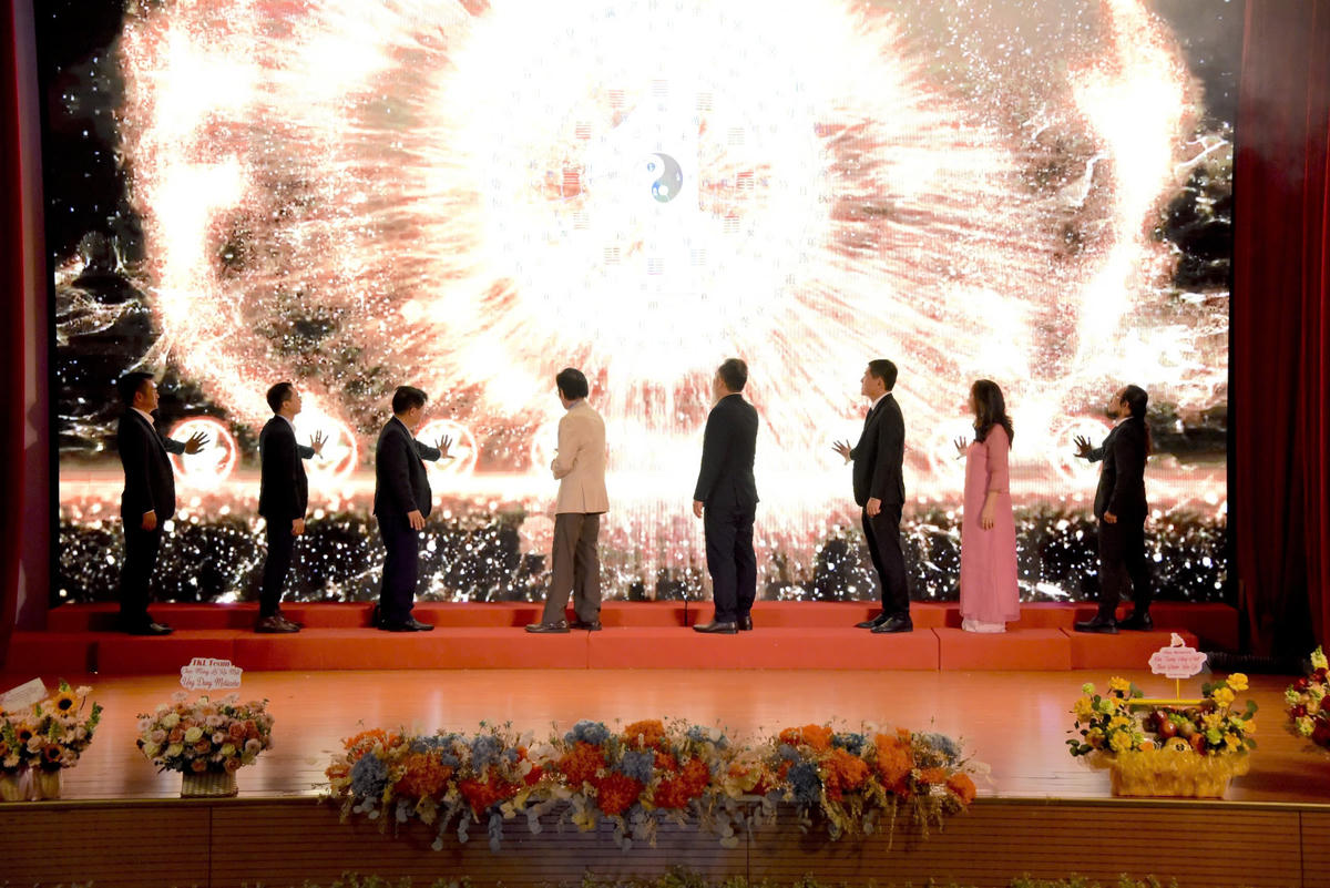 Nghi thức bấm nút ra mắt ứng dụng&nbsp;Meta Core về lịch sử, văn hoá cổ học phương Đông. Ảnh: Kim Sáng.