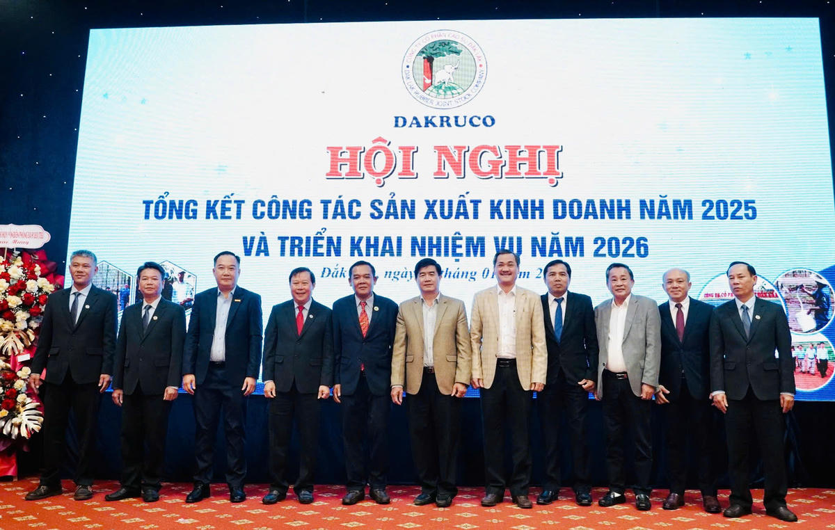  Các đại biểu chụp ảnh lưu niệm.