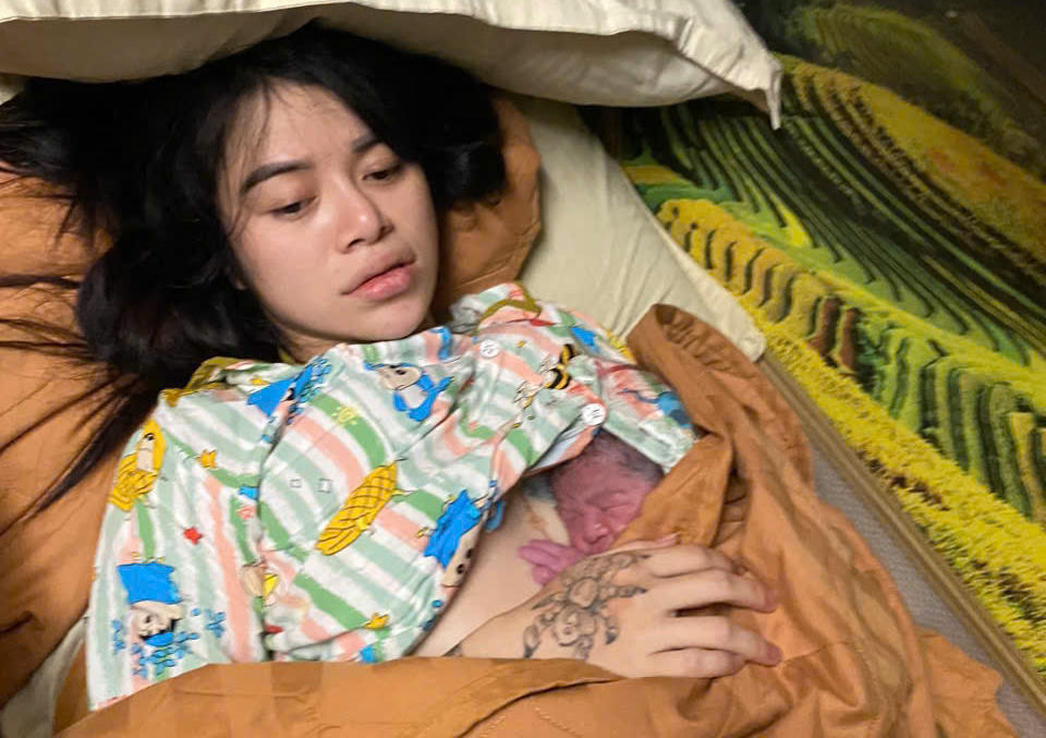 Hai mẹ con sản phụ đã khoẻ mạnh an toàn trên tàu trước khi được đưa tới bệnh viện sau khi sinh. Ảnh: Đ.S.