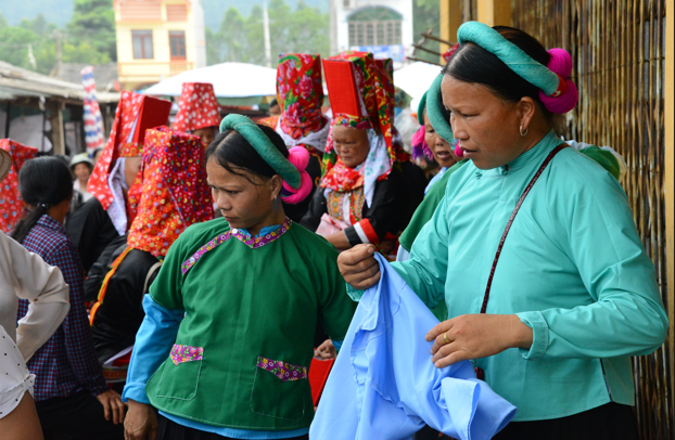 Nhiều màu áo dân tộc trong chợ phiên Đồng Văn, xã Hoành Mô. Ảnh: Nguyễn Quý.
