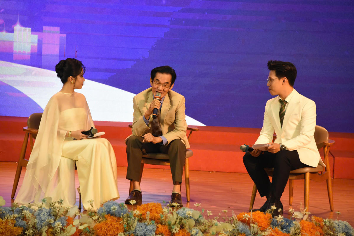 PGS.TS Nguyễn Mạnh Hùng – Viện trưởng Viện Nghiên cứu Việt Nam chia sẻ tại chương trình. Ảnh: Kim Sáng.