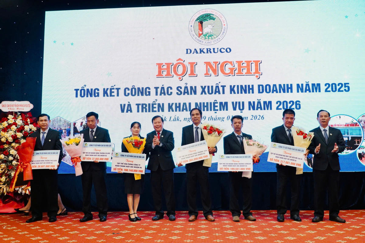 Ông Nguyễn Viết Tượng, Chủ tịch Hội đồng quản trị và ông Nguyễn Minh,Tổng Giám đốc Công ty Cổ phần Cao su Đắk Lắk trao phần thưởng cho các tập thể có thành tích xuất sắc trong năm.. 