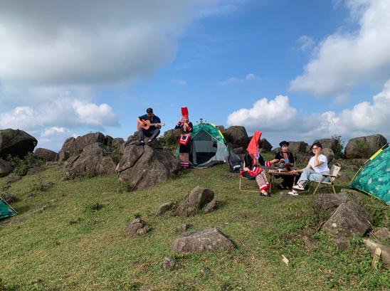 Khách du lịch vừa trải nghiệm phong cảnh hùng vỹ trên núi Cao Ly, vừa trải nghiệm văn hoá của người bản địa. Ảnh: Nguyễn Quý.