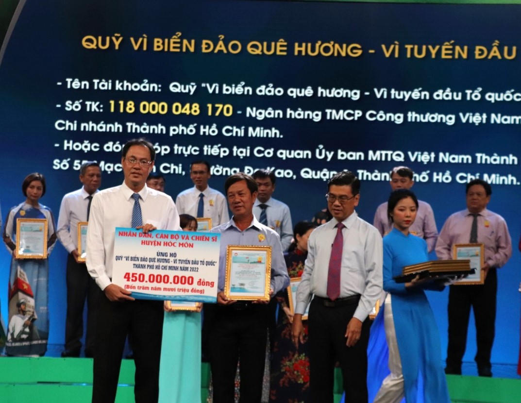 Một hoạt động tiếp nhận ủng hộ Quỹ “Vì biển đảo quê hương – Vì tuyến đầu Tổ quốc” của Mặt trận TP Hồ Chí Minh. Ảnh: Q.Đ.