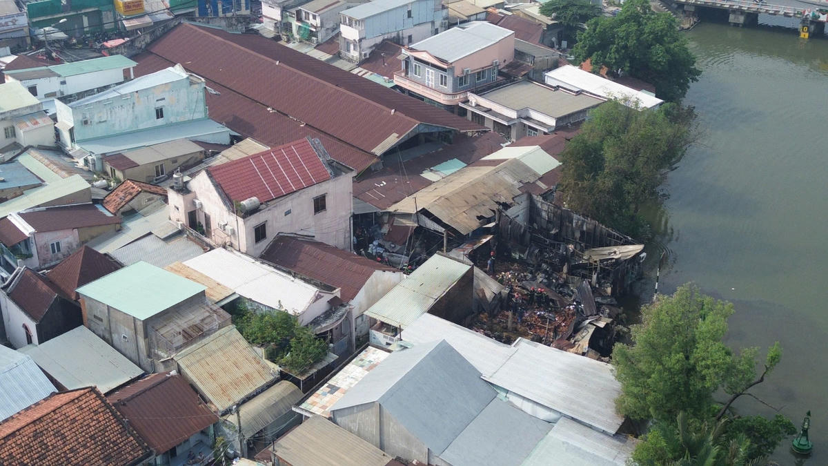 Đám cháy sau khi bị dập tắt, nhiều tài sản bị cháy rụi hoàn toàn. Ảnh: A.T