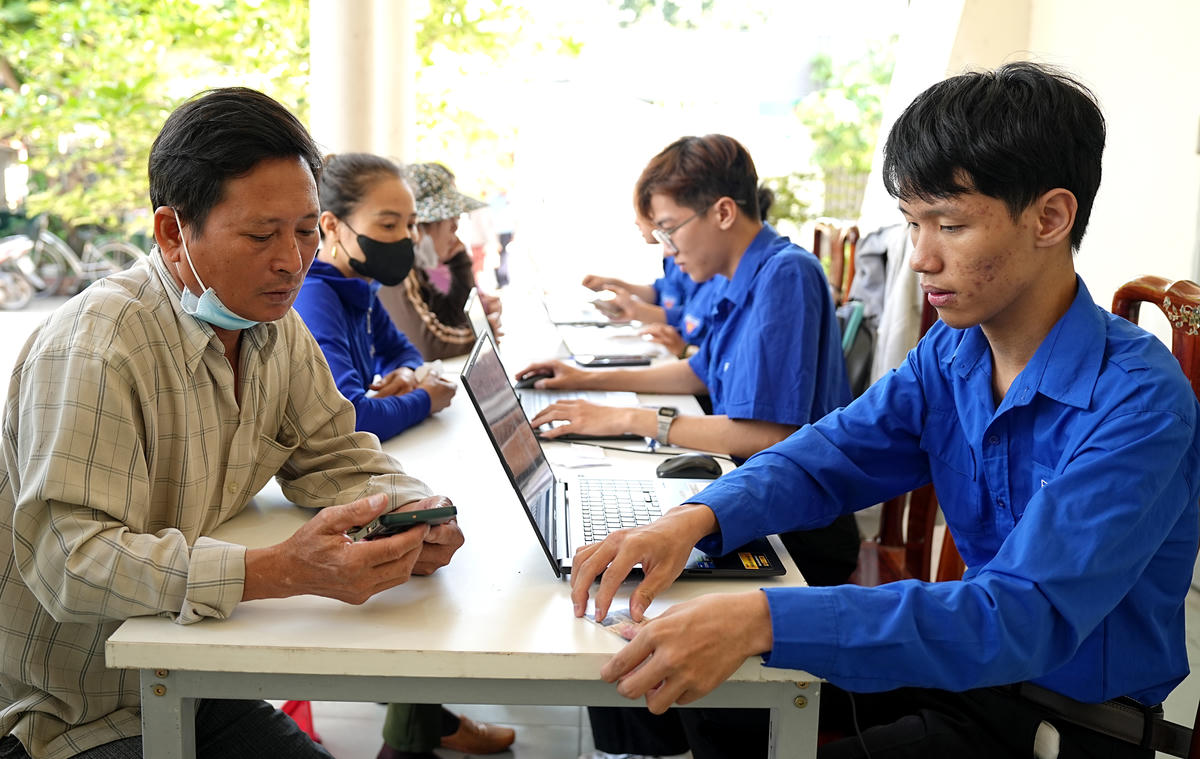 Có hơn 4.000 vé xe ô tô về quê dịp tết được chương trình tặng cho người khó khăn. Ảnh: T.Đ.